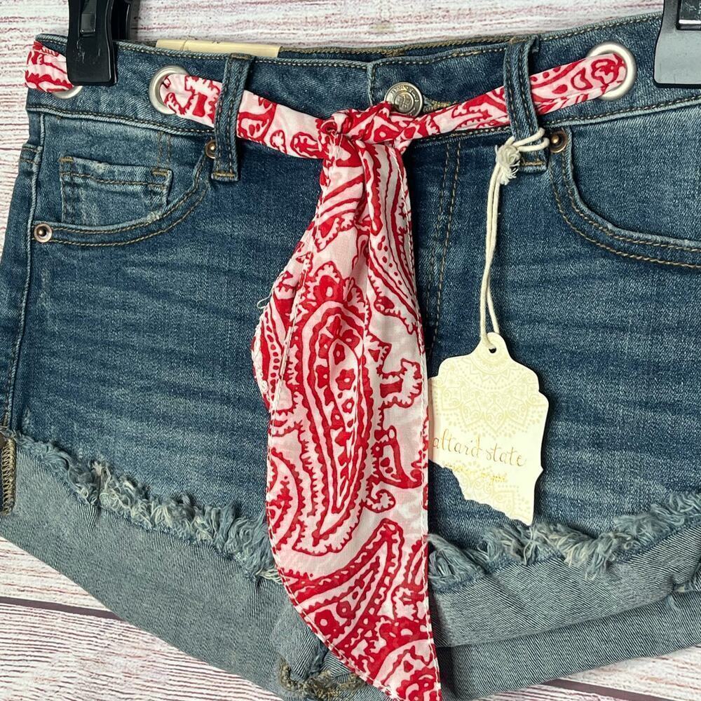 Altar'd State Marlo Button Fly Bandana Belt Distressed Denim Shorts Size 26 New - Picture 8 of 10
